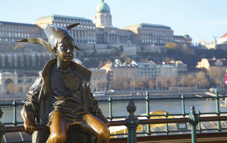 Statue of Boy Jester an der Donau in Budapest, Ungarn