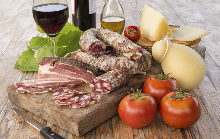 Wurst, Wein und Käse