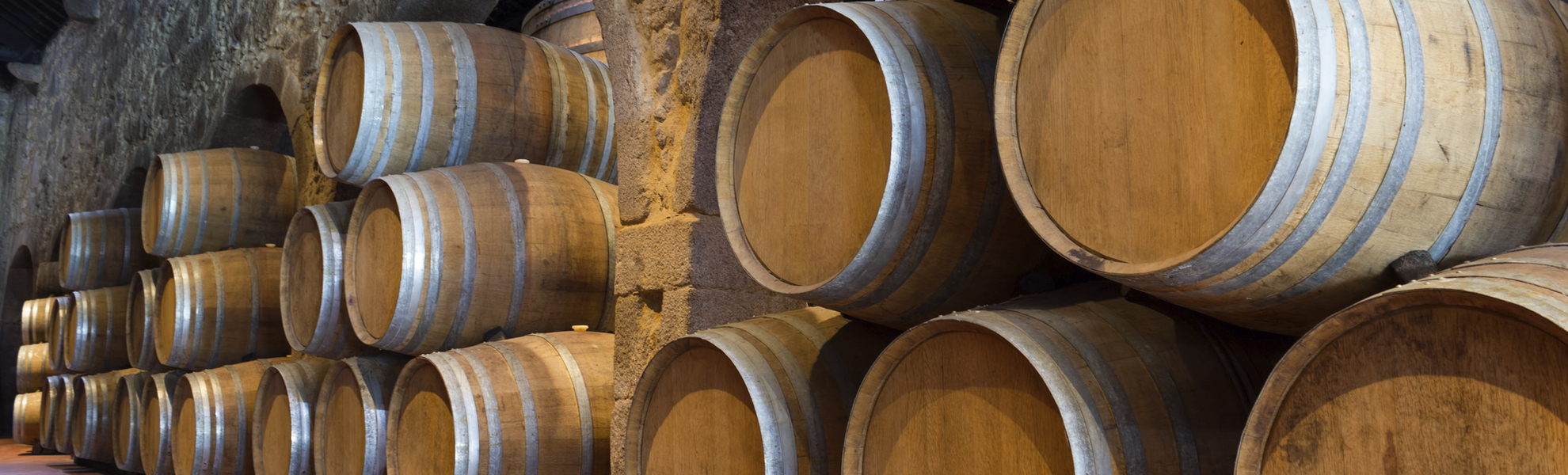 Weinkeller mit Weinfässer