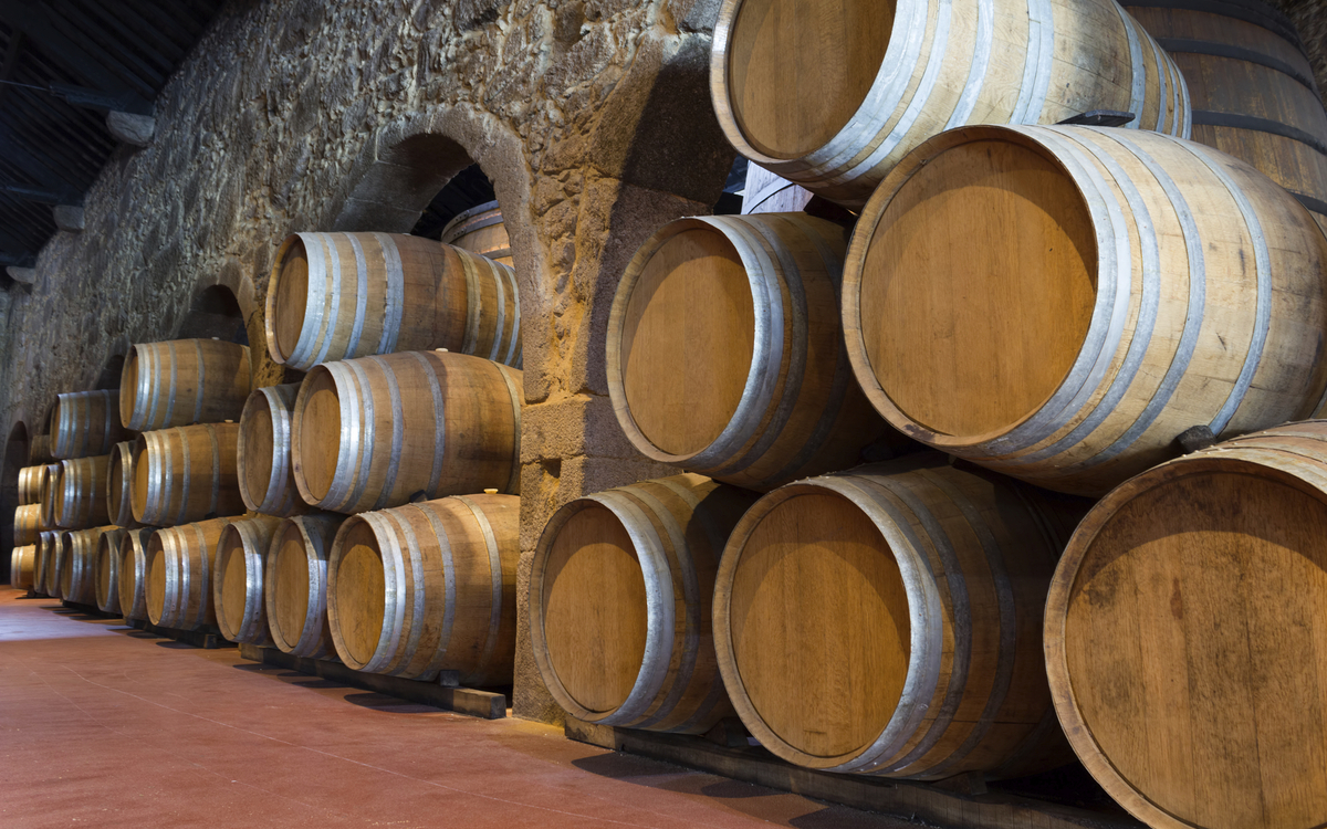 Weinkeller mit Weinfässer