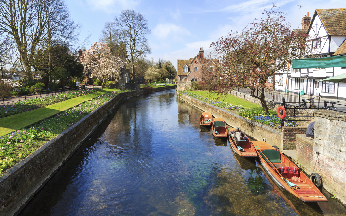 Boote im Kanal vor Canterbury, England