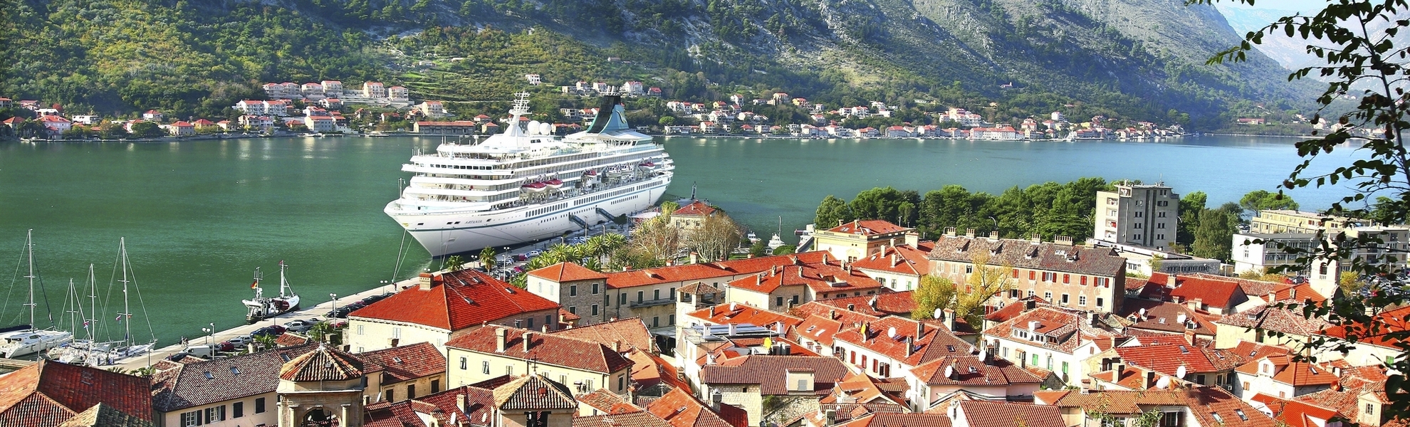MS Albatros liegt in Kotor, Montenegro