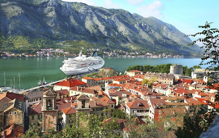 MS Albatros liegt in Kotor, Montenegro