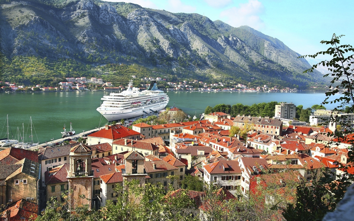 MS Albatros liegt in Kotor, Montenegro