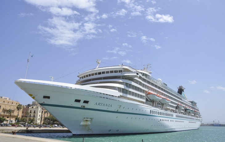 MS Artania an der Pier an der Pier in Trapani