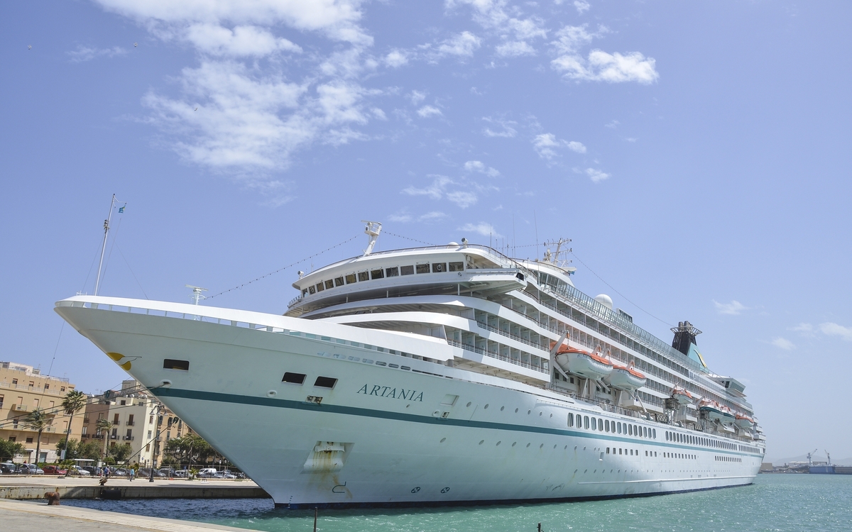 MS Artania an der Pier an der Pier in Trapani