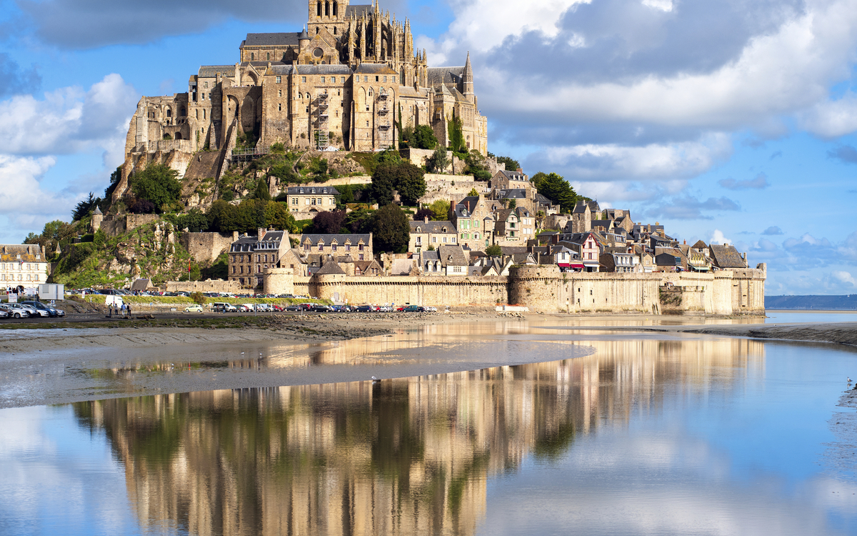 Bei Flut wird der Mont Saint Michel zur Insel, Frankreich