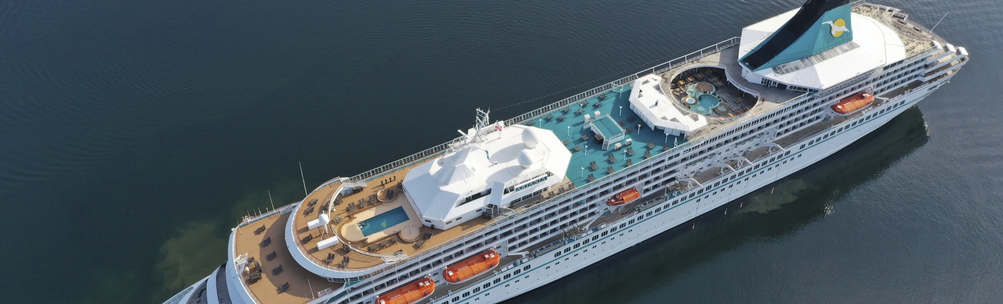 MS Artania vor Oernskoeldsvik