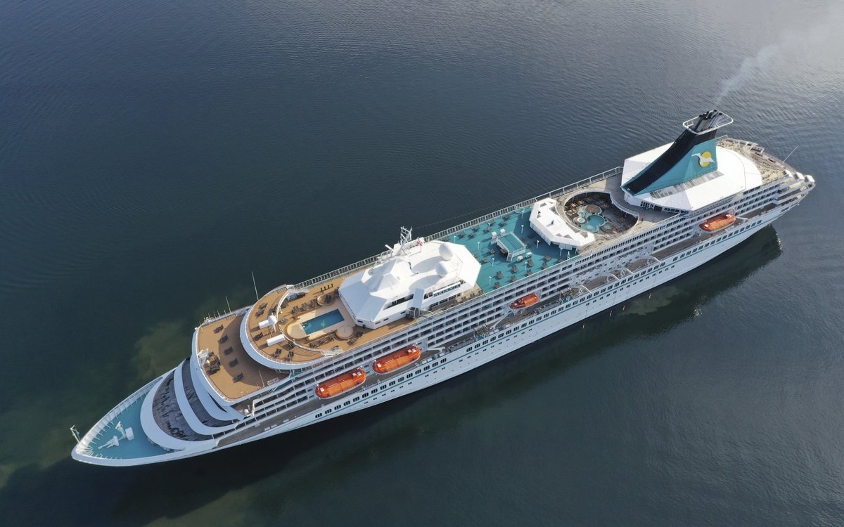 MS Artania vor Oernskoeldsvik