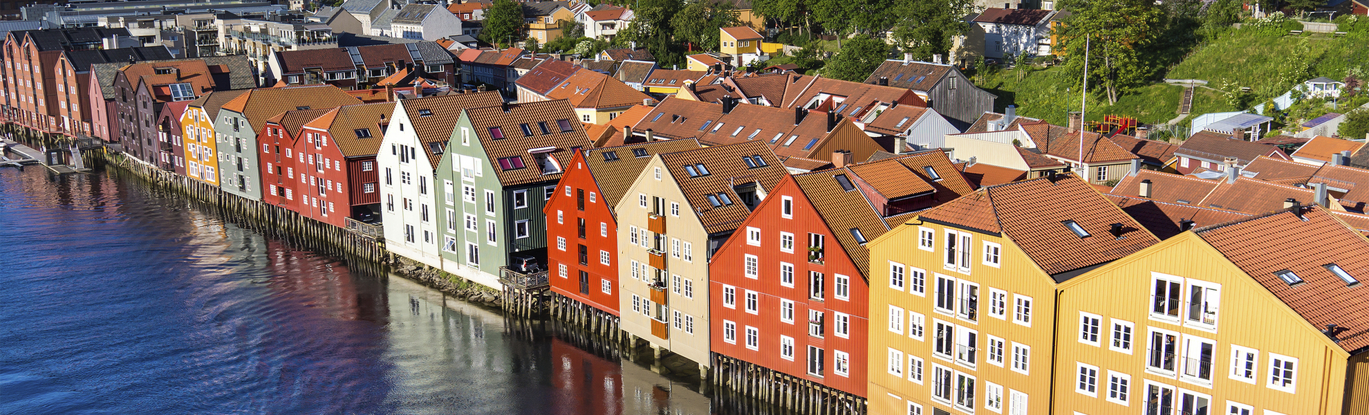 Blick auf die Stadt Trondheim und die bunte Häuserfront am Fluss Nidelven, Norwegen