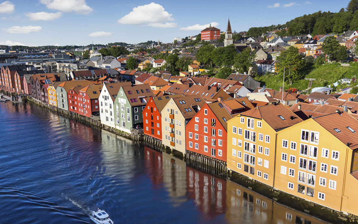 Blick auf die Stadt Trondheim und die bunte Häuserfront am Fluss Nidelven, Norwegen
