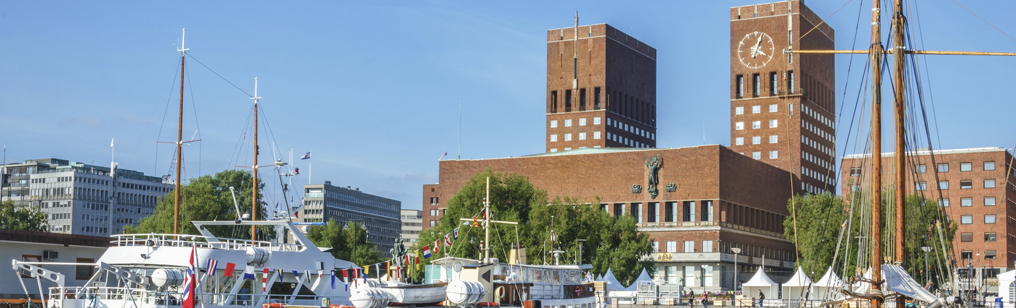 Blick auf den Hafen und das Rathaus von Oslo, Norwegen