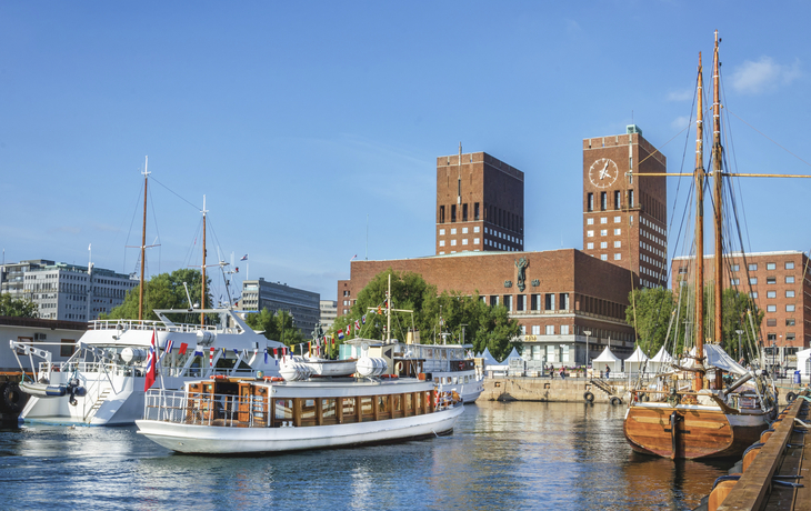 Blick auf den Hafen und das Rathaus von Oslo, Norwegen