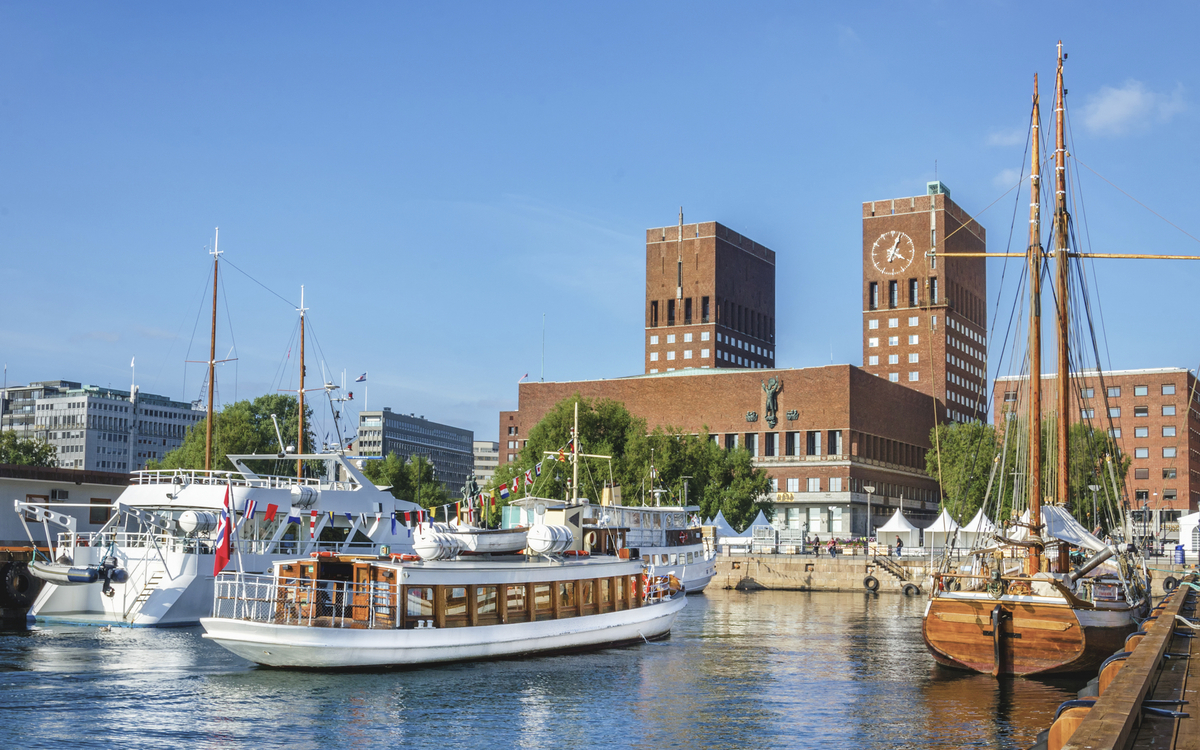 Blick auf den Hafen und das Rathaus von Oslo, Norwegen