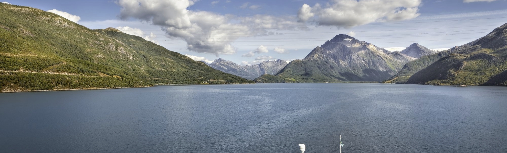 MS Albatros bei der Einfahrt ins Holandsfjord, Norwegen
