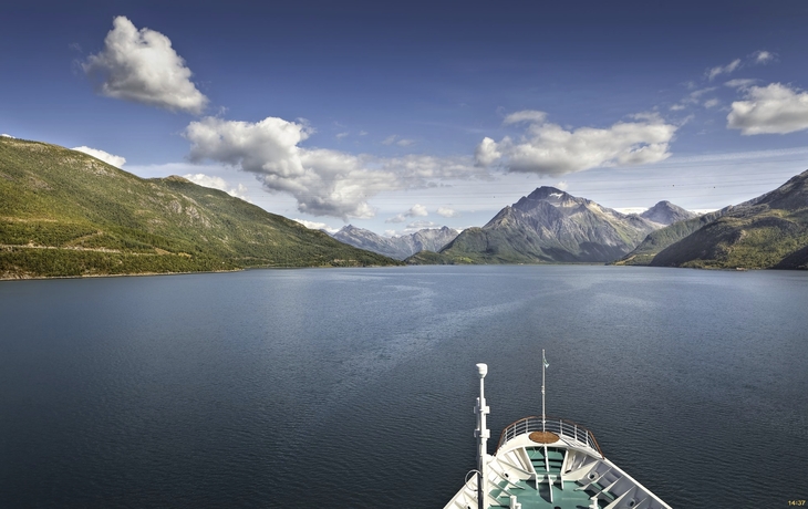 MS Albatros bei der Einfahrt ins Holandsfjord, Norwegen