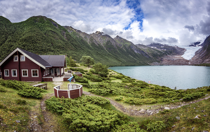 Haus vor dem Gletscher Svartisen, Norwegen