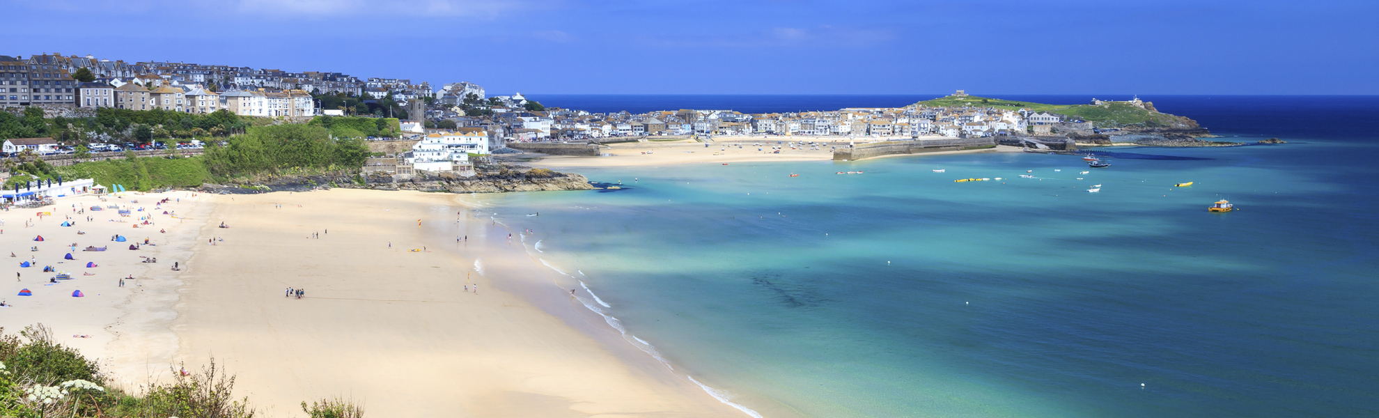 Weitläufiger Sandstrand von St. Ives, England