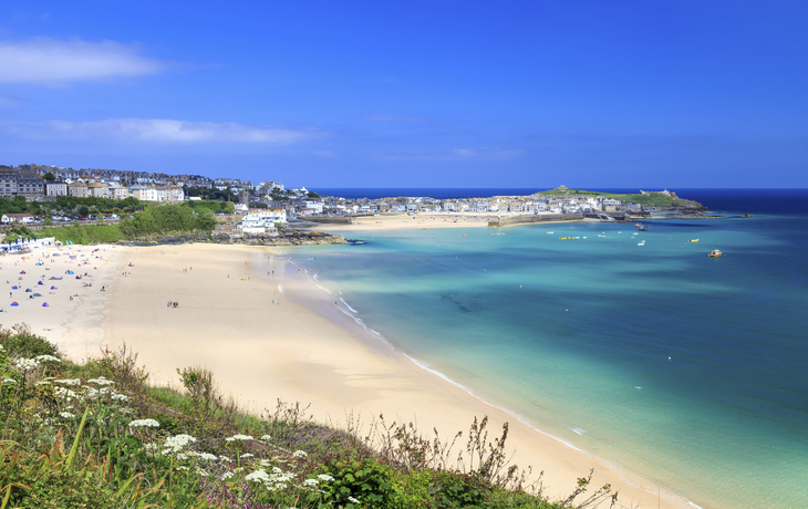 Weitläufiger Sandstrand von St. Ives, England