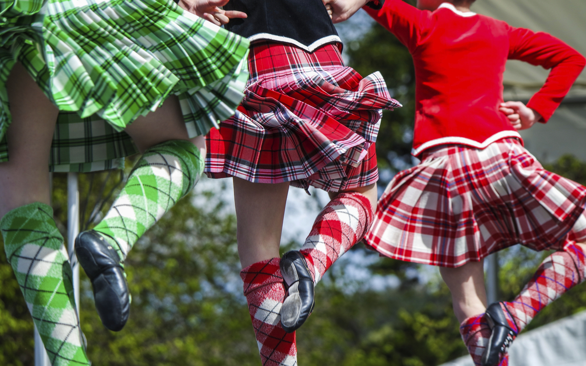 tanzende Schotten in traditioneller Kleidung
