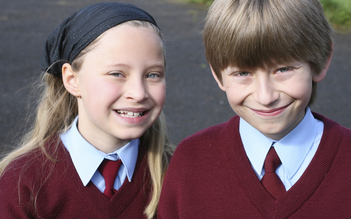 Kinder in Schuluniform, Irland