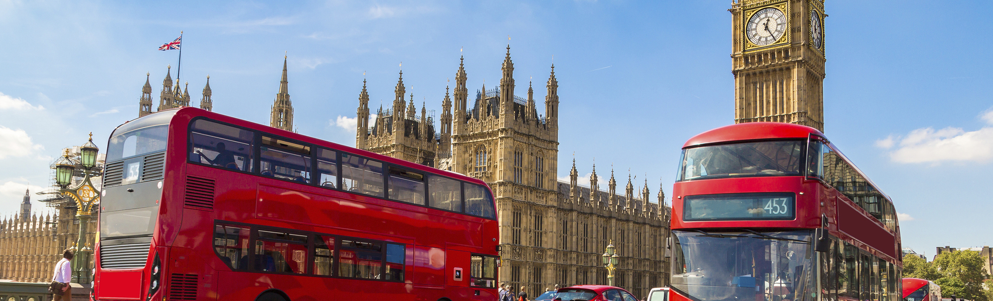 Typische Doppeldeckerbusse vor der Sehenswuerdigkeit Big Ben in London, England