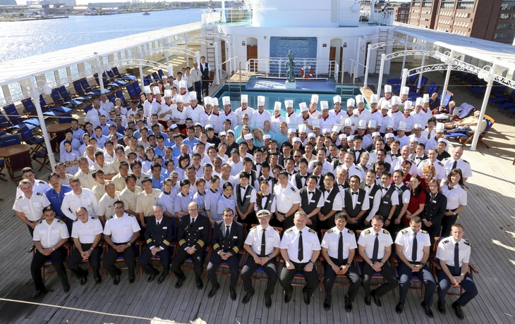 Die Crew von MS Deutschland