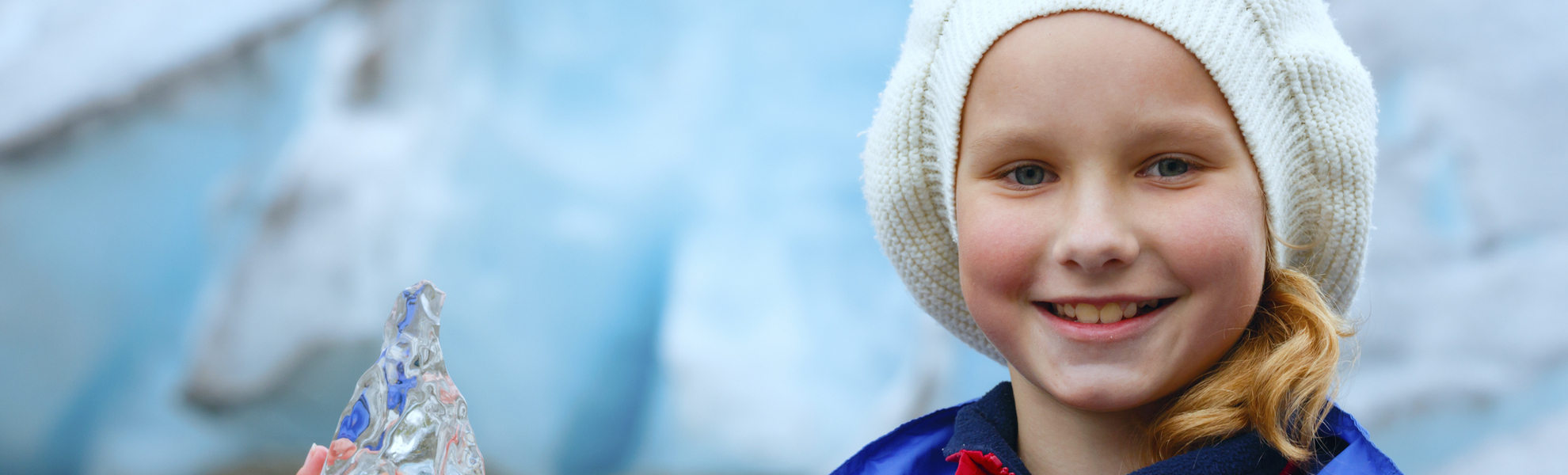 Mädchen bestaunt das Gletschereis