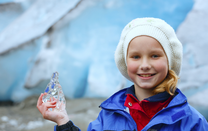 Mädchen bestaunt das Gletschereis