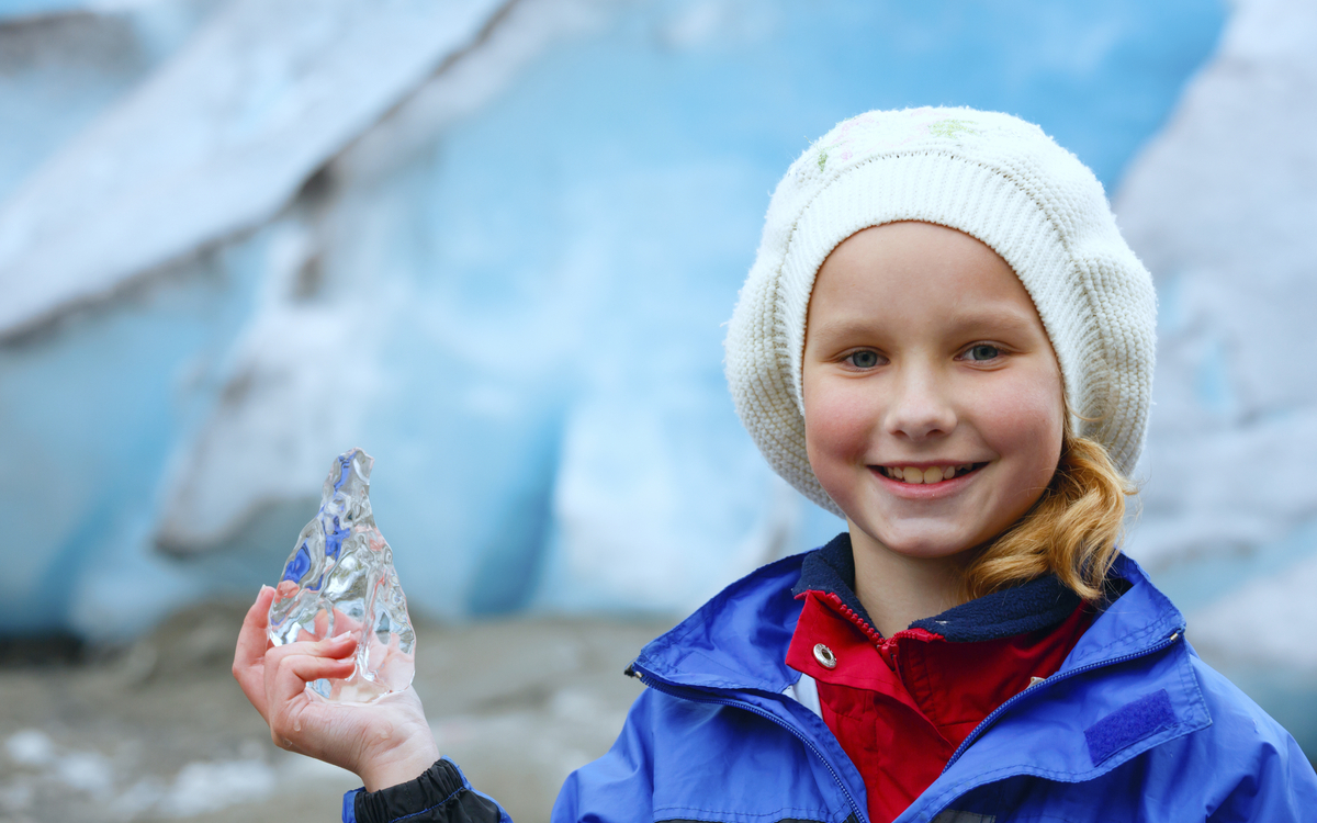 Mädchen bestaunt das Gletschereis