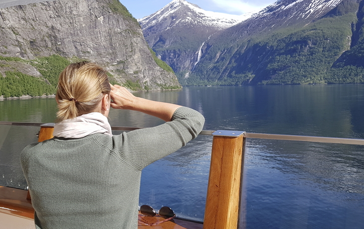 Frau im Geiranger Fjord