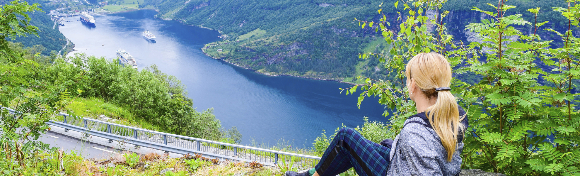 Frau mit Blick auf den Geiranger Fjord