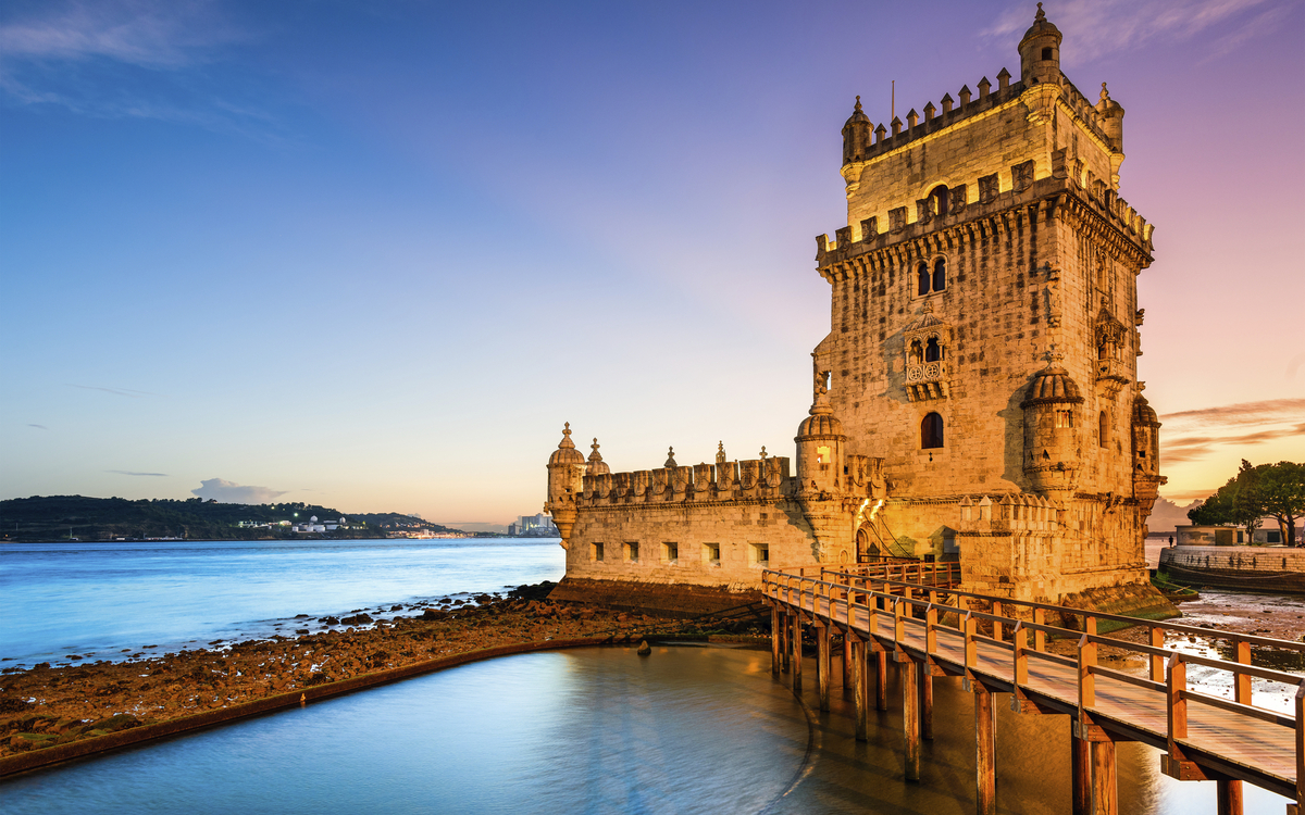 Der Turm von Belem in Lissabon bei Dämmerung, Portugal