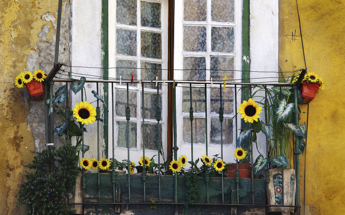 Balkon in der Altstadt von Alfama, Portugal
