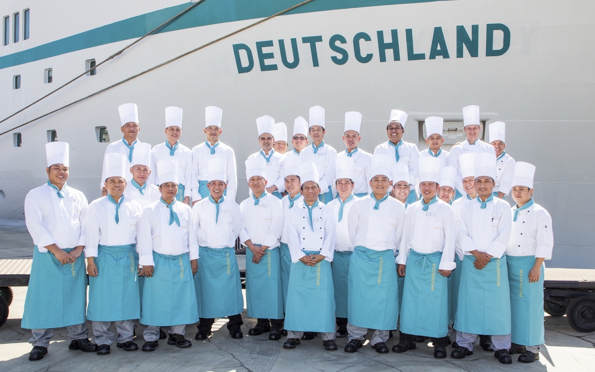 Ihre herzliche Crew an Bord von MS Deutschland