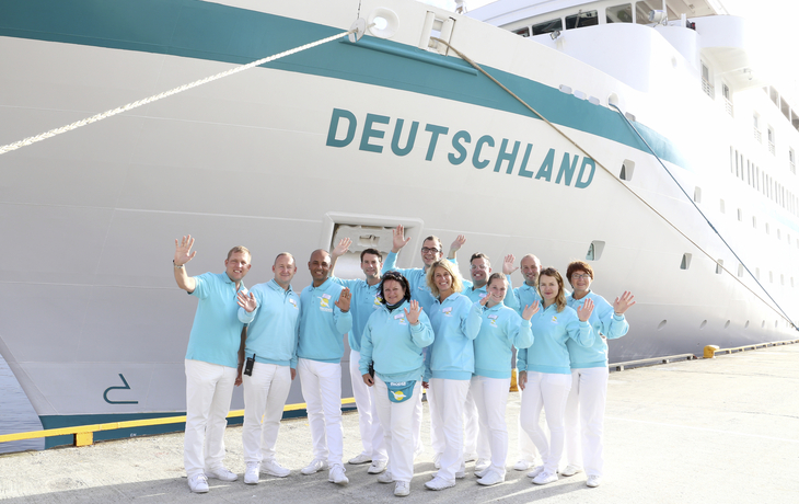 Reiseleiter vor dem Bug der MS Deutschland