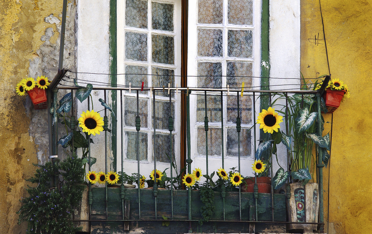 Balkon in der Altstadt von Alfama, Portugal