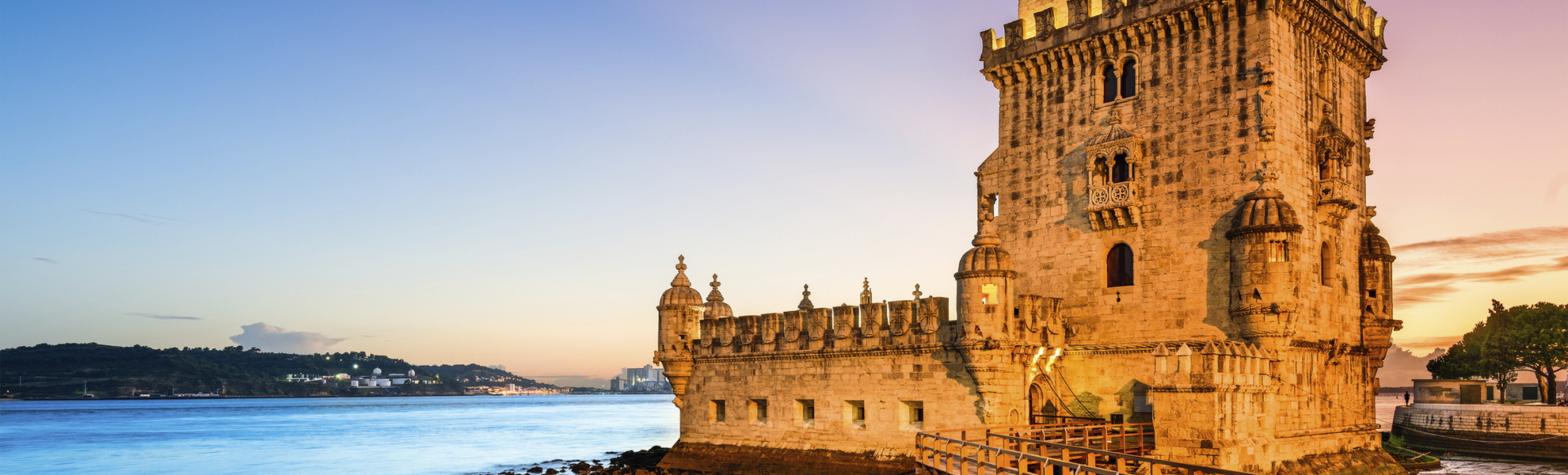 Der Turm von Belem in Lissabon bei Dämmerung, Portugal