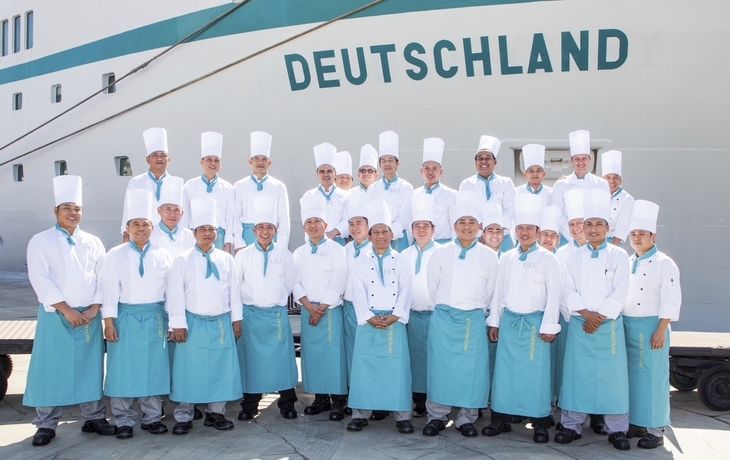 Ihre herzliche Crew an Bord von MS Deutschland