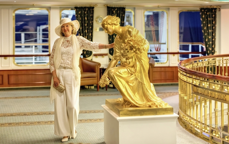 Katrin Schwiebert nach dem Gatsby Galadinner, MS Deutschland