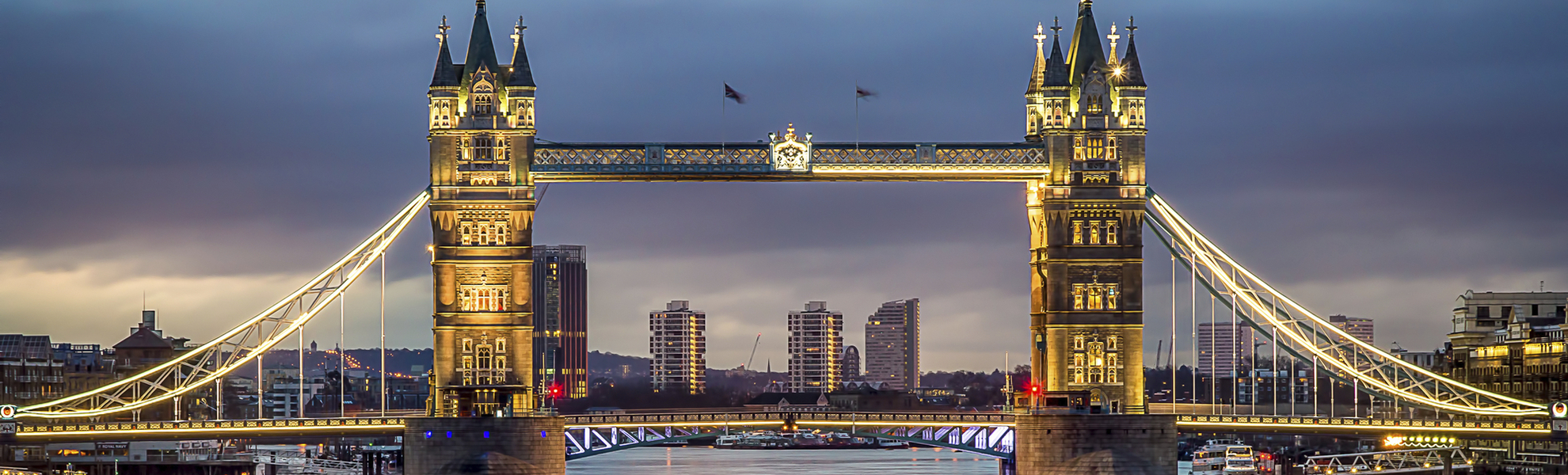 Tower Bridge in der Dämmerung, London, England