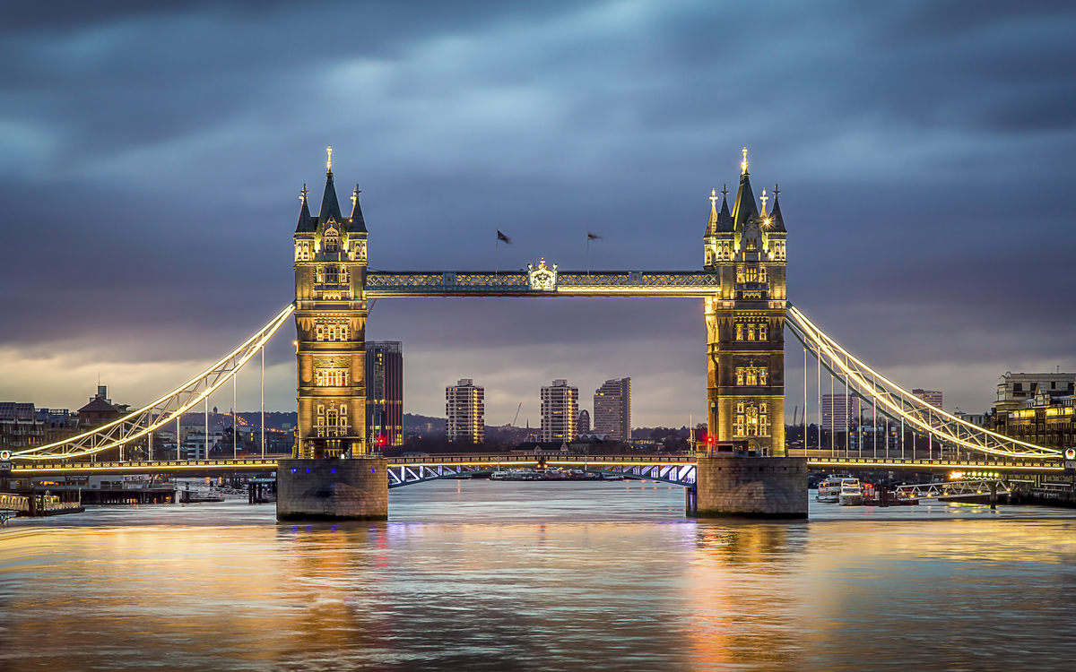 Tower Bridge in der Dämmerung, London, England