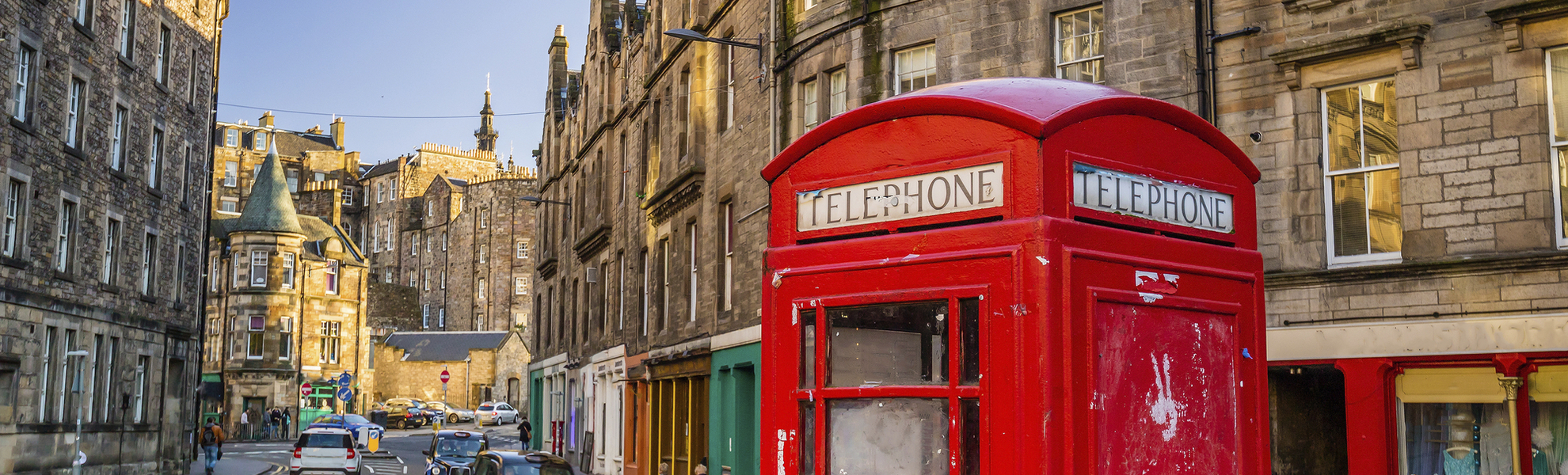Rote Telefonzelle auf der Royal Mile in Edinburgh, Schottland