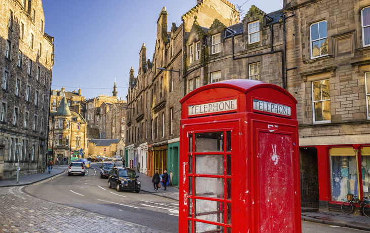 Rote Telefonzelle auf der Royal Mile in Edinburgh, Schottland