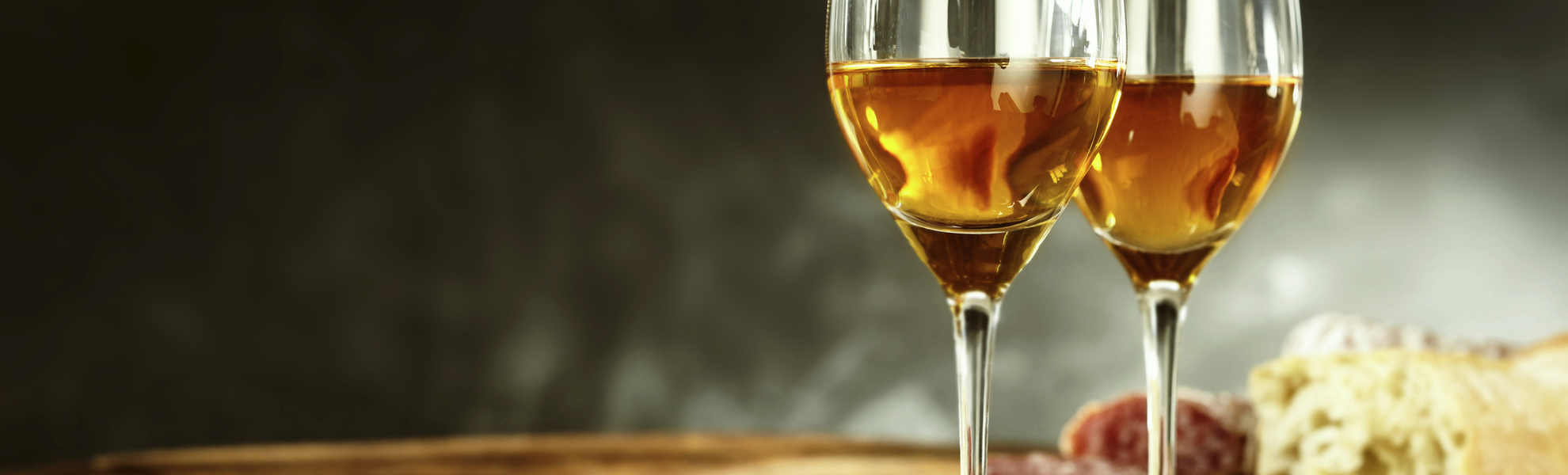 Zwei Gläser mit Sherry