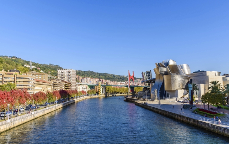 Guggenheim Museum am Ufer des Ría del Bilbao, Spanien