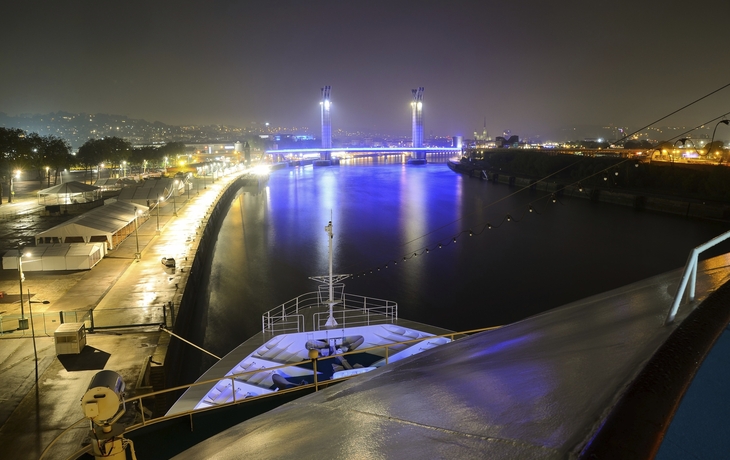 Blick auf Rouen bei Nacht