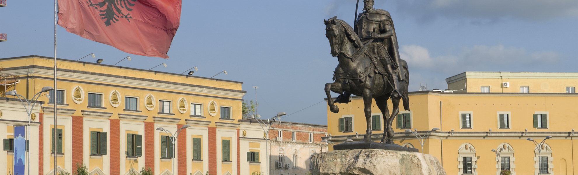 Statue auf dem Skaderbergplatz in Tirana, Albanien