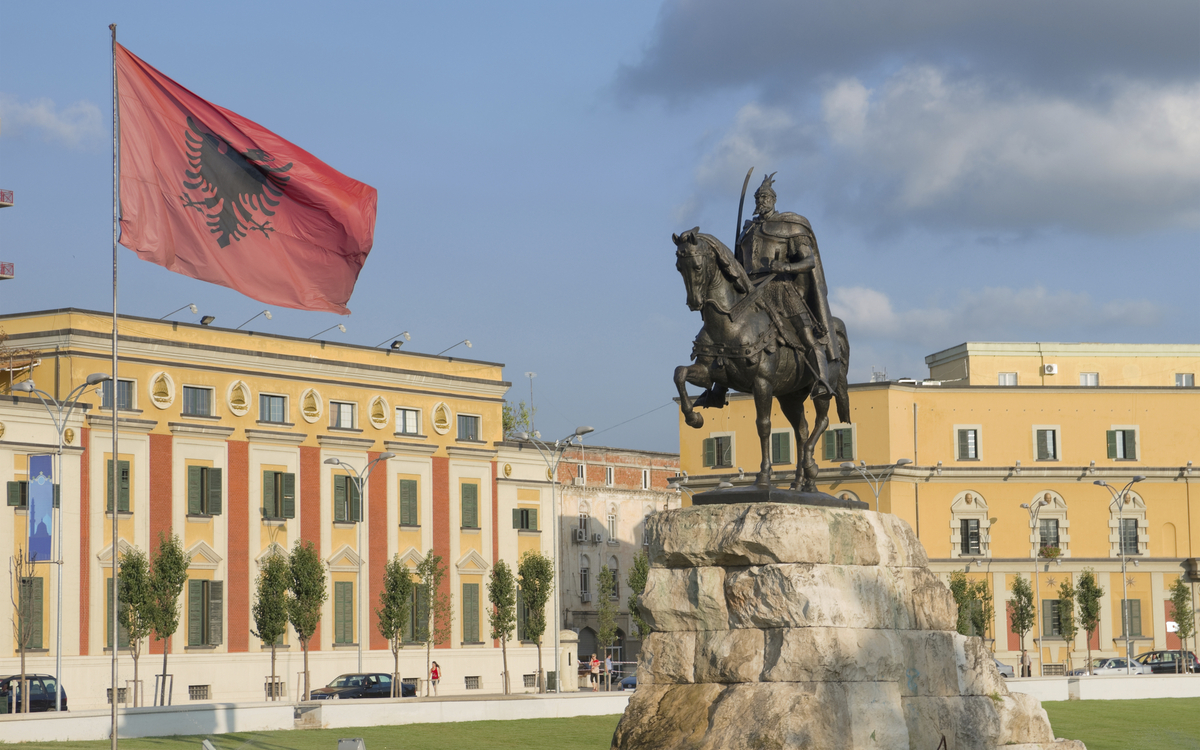 Statue auf dem Skaderbergplatz in Tirana, Albanien