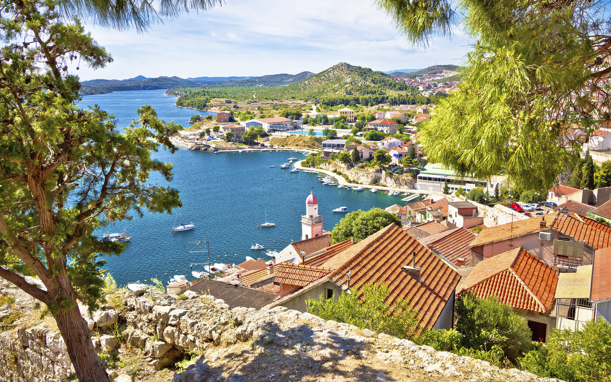 Blick auf die Bucht von Sibenik, Kroatien